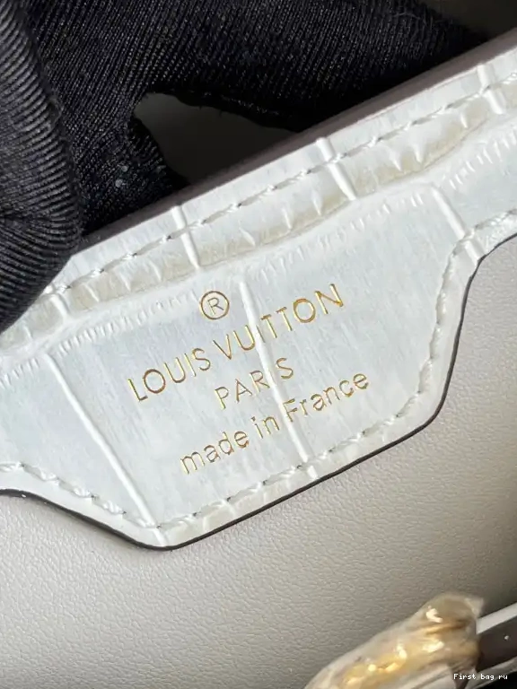 First bag ru BB CAPUCINES VUITTON LOUIS 0612